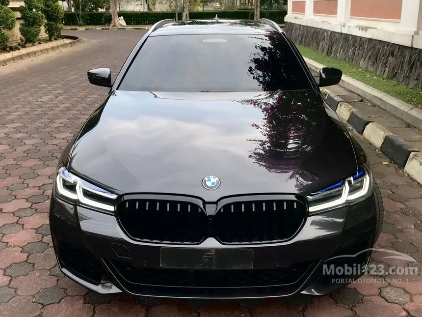 Jual Mobil BMW 530i 2023 M Sport Pro 2.0 di Jawa Timur Automatic Wagon Abu
