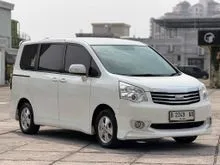 2013 Toyota NAV1 2.0 V MPV