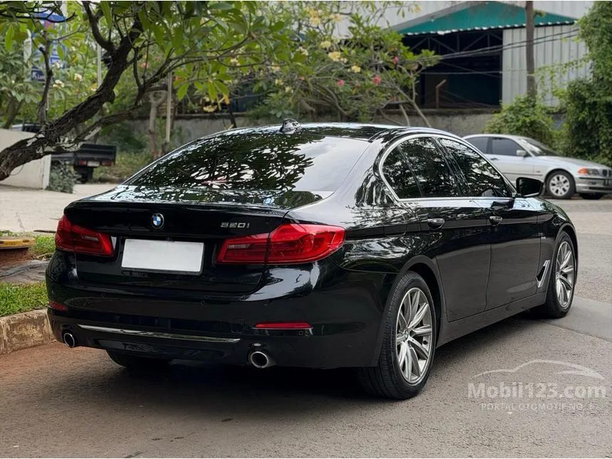 2018 BMW 520i Luxury Sedan