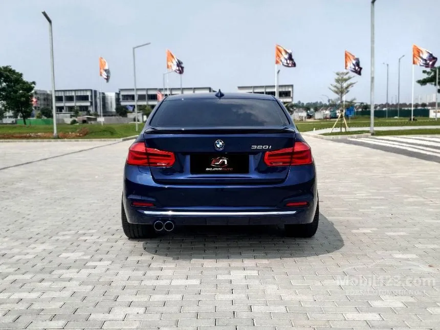 2018 BMW 320i Luxury Sedan