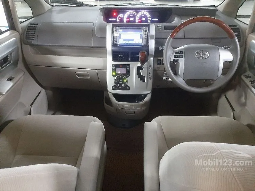 2013 Toyota NAV1 V MPV