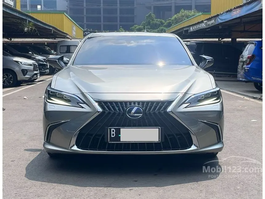 2022 Lexus ES 300h Ultra Luxury Sedan
