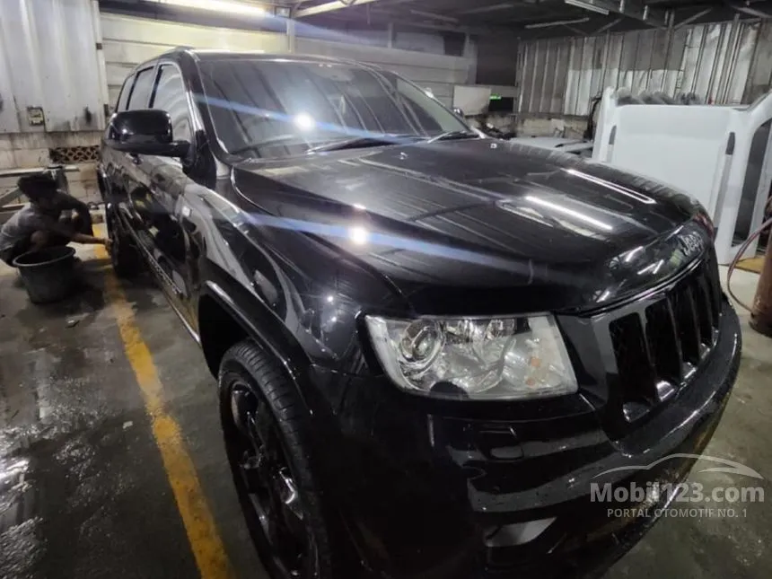 Jual Mobil Jeep Grand Cherokee 2012 Overland 5.7 di Banten Automatic SUV Hitam Rp 360.000.000