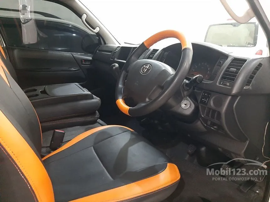 2014 Toyota Hiace Commuter Van