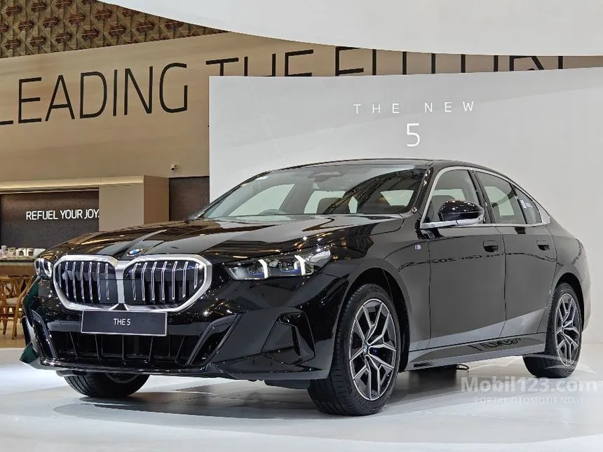 Jual Mobil BMW 520i 2024 M Sport 2.0 di Jawa Barat Automatic Sedan Hitam Rp 1.477.000.000