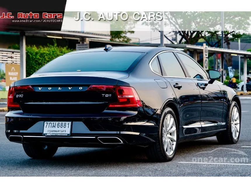 2018 Volvo S90 T8 Momentum Sedan