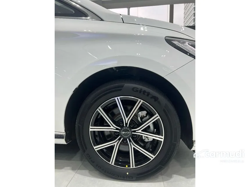 2025 BYD M6 Superior Captain 6-seater MPV