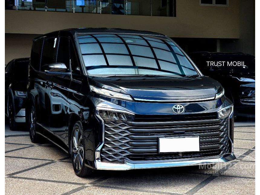 Jual Mobil Toyota Voxy 2022 (Premium Color) 2.0 di Jawa Timur Automatic ...