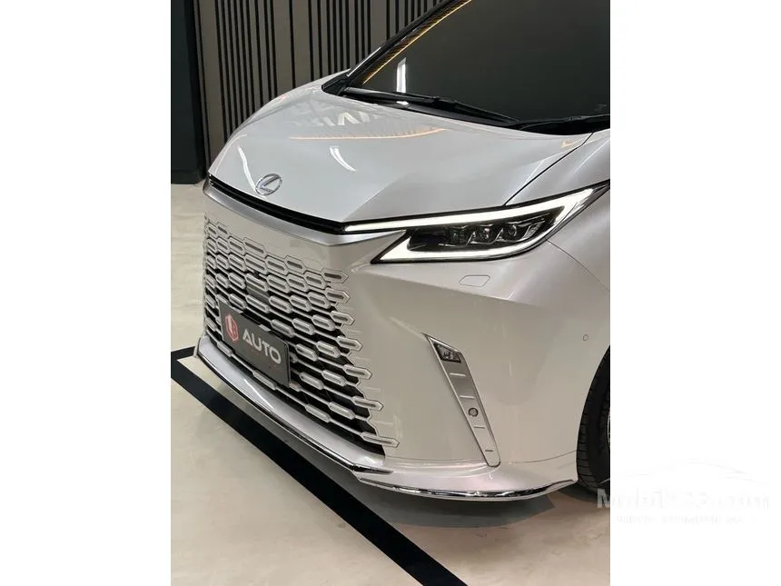 2024 Lexus LM 350h 7 Seater MPV
