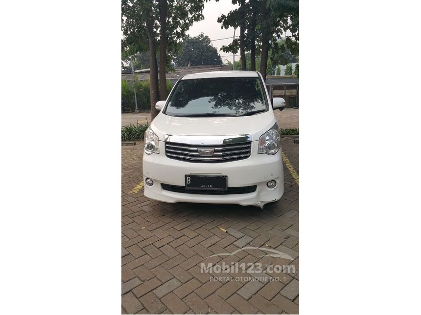 2013 Toyota NAV1 Luxury V MPV