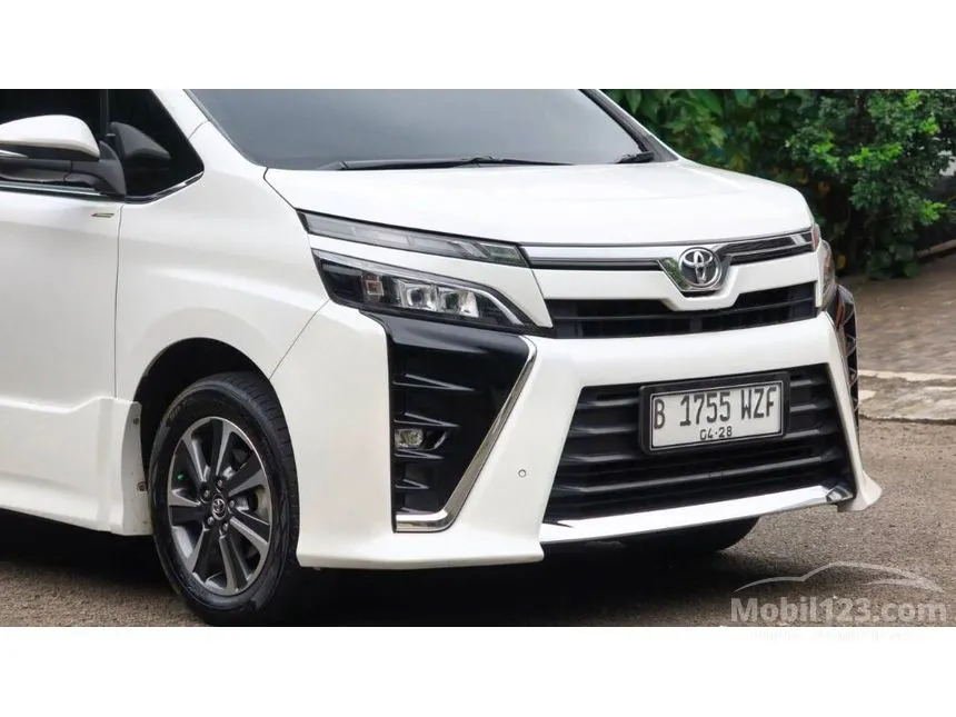 Jual Mobil Toyota Voxy 2018 2.0 di Banten Automatic Wagon Putih Rp 325.000.000