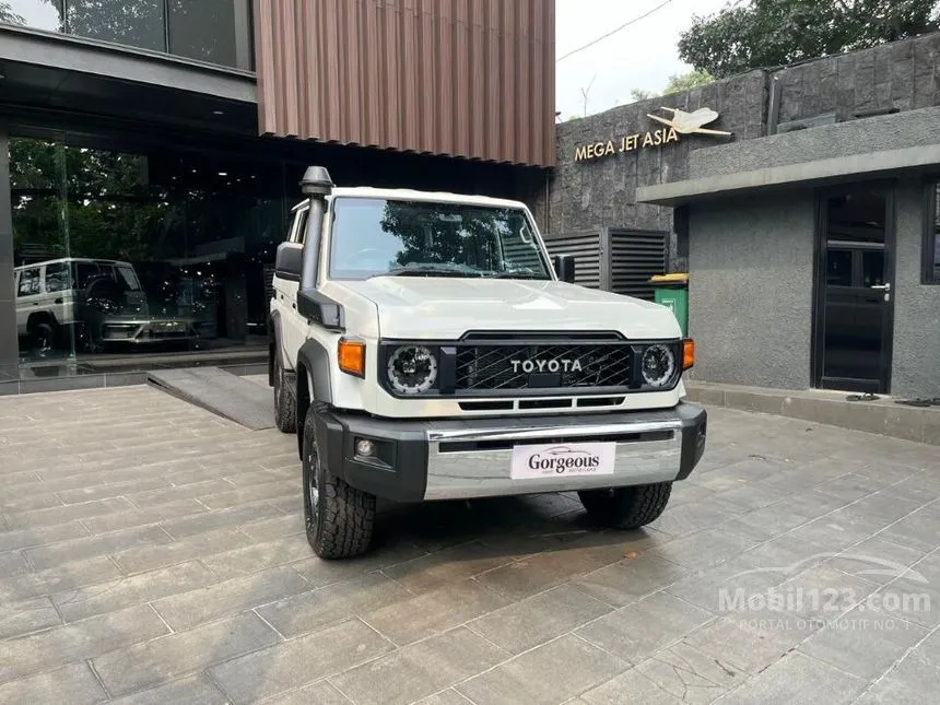 Jual Mobil Toyota Land Cruiser 2024 70 GXL 2.8 di Jawa Tengah Automatic SUV Coklat Rp 2.500.000.000