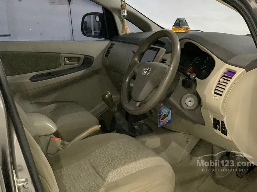 2011 Toyota Kijang Innova E MPV