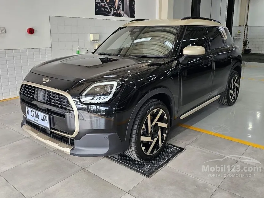 Jual Mobil MINI Countryman 2024 Favoured Trim C 1.5 di Jawa Timur Automatic SUV Hitam Rp 1.214.000.000