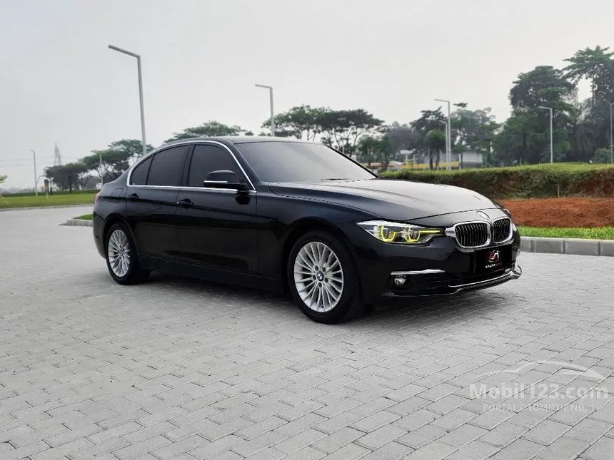 2018 BMW 320i Luxury Sedan
