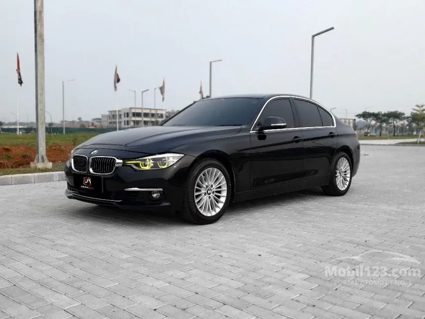 2018 BMW 320i Luxury Sedan