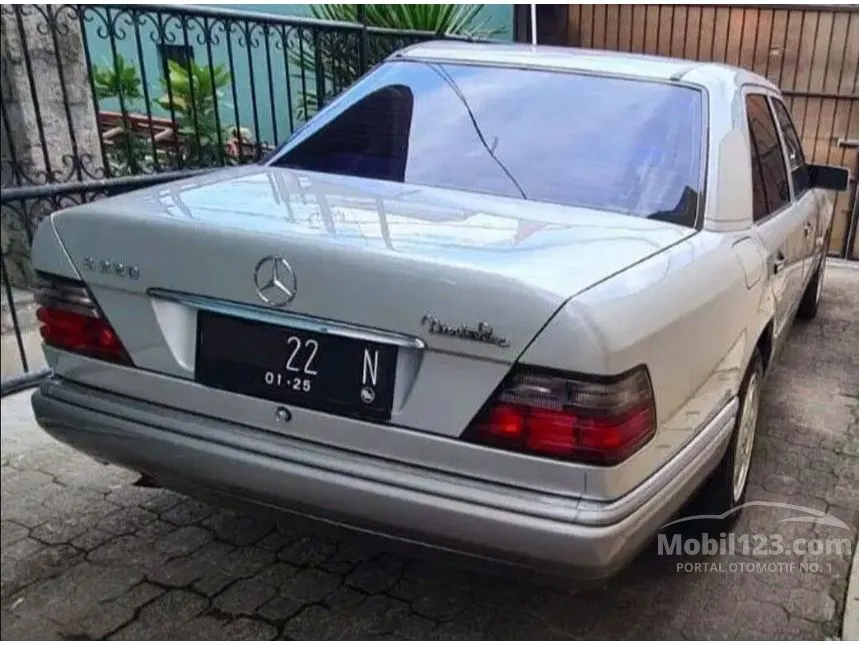 1995 Mercedes-Benz E220 Sedan