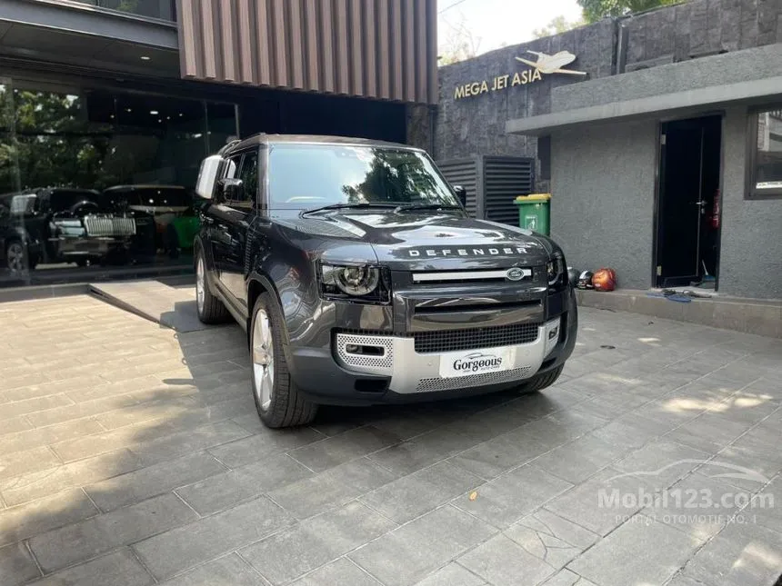 Jual Mobil Land Rover Defender 2023 130 P400 S 3.0 di Jawa Timur Automatic SUV Abu