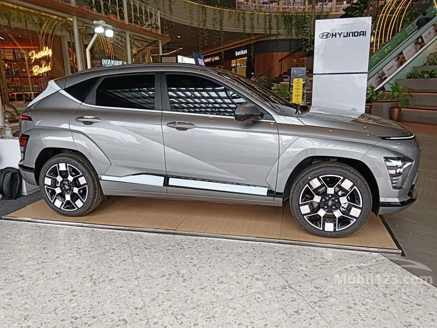 Jual Mobil Hyundai Kona 2024 Electric Long Range Signature di Banten Automatic Wagon Silver Rp 583.000.000