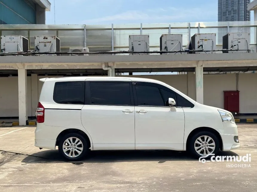 2015 Toyota NAV1 V Limited MPV