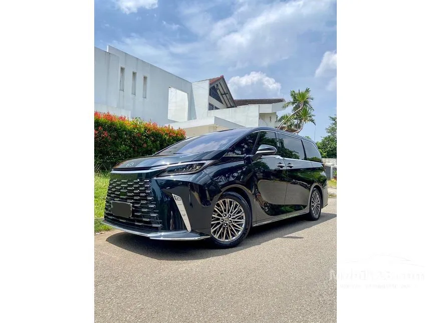 2023 Lexus LM 350h 7 Seater MPV
