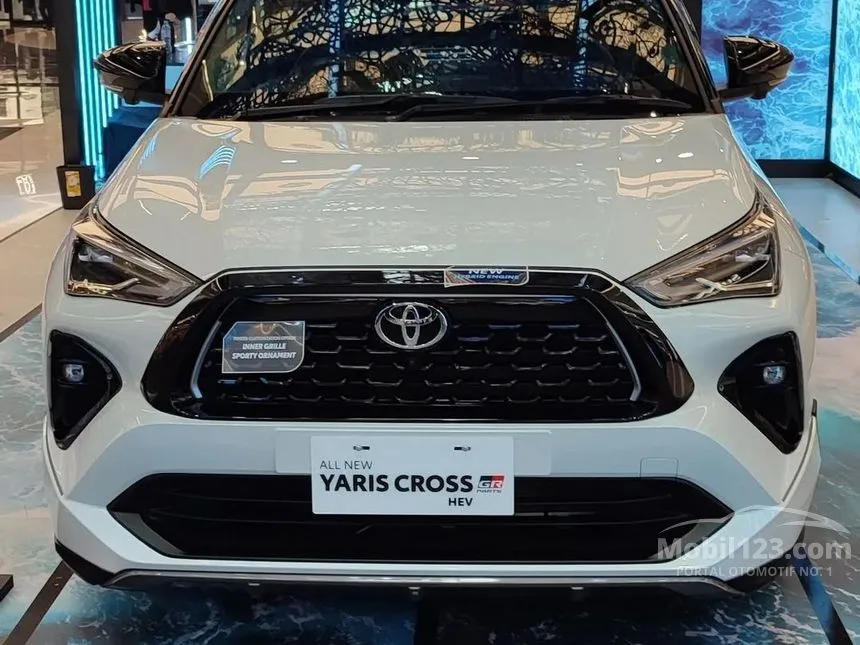 Jual Mobil Toyota Yaris Cross 2024 S GR Parts Aero Package HEV 1.5 di Jawa Timur Automatic Wagon Putih Rp 370.000.000