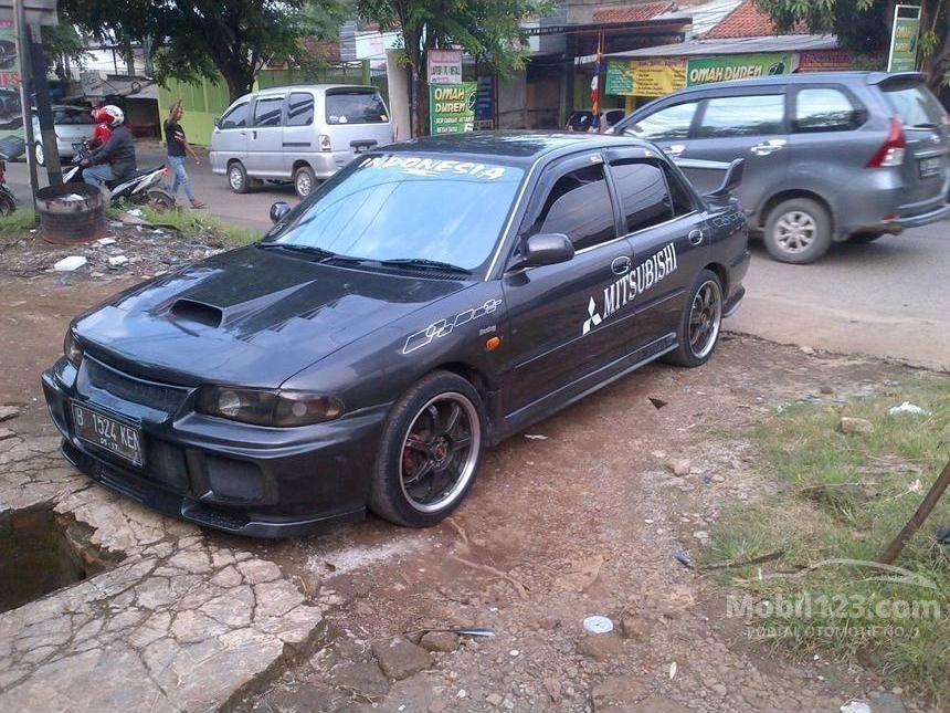 Download Gambar Mobil Mitsubishi Lancer 1995