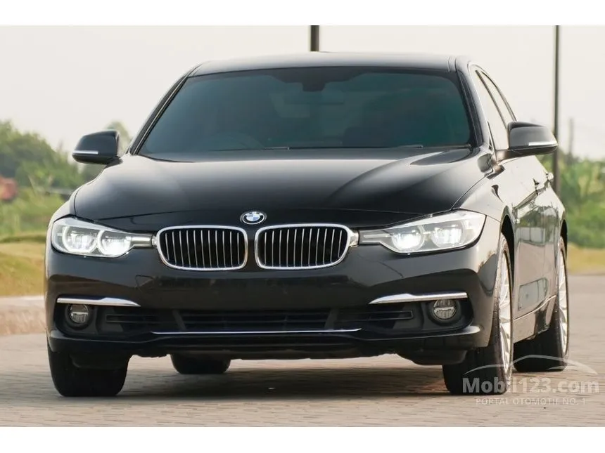 2018 BMW 320i Luxury Sedan