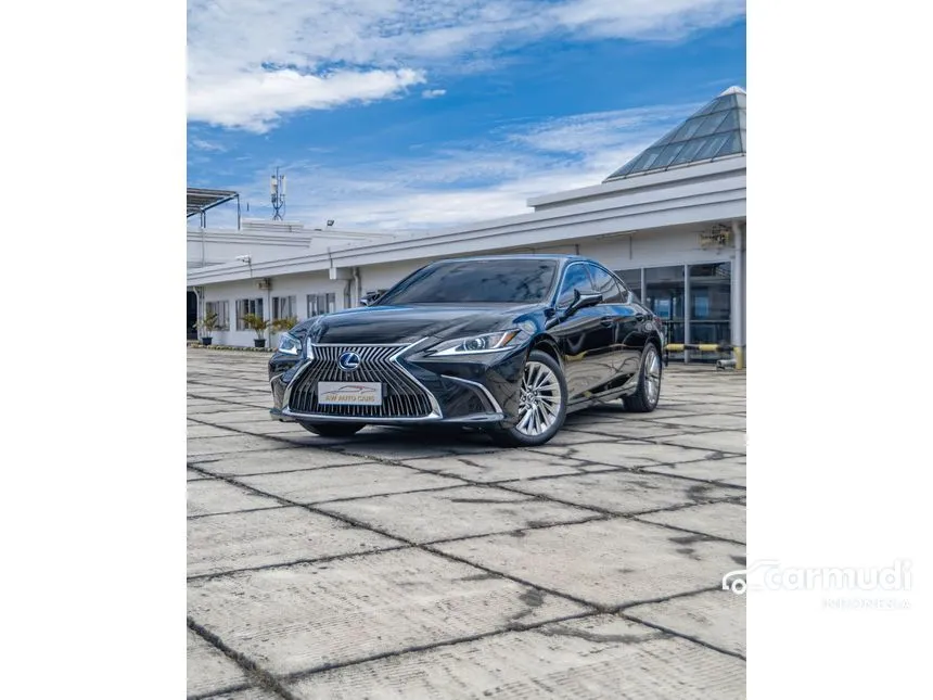 2021 Lexus ES 300h Ultra Luxury Sedan