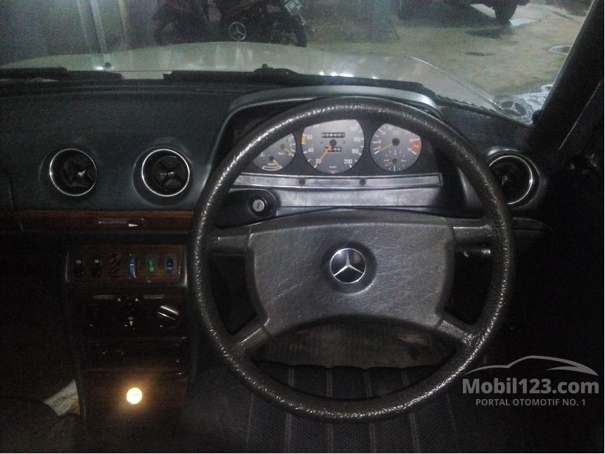 1985 Mercedes-Benz 200E 2.0 Manual Sedan