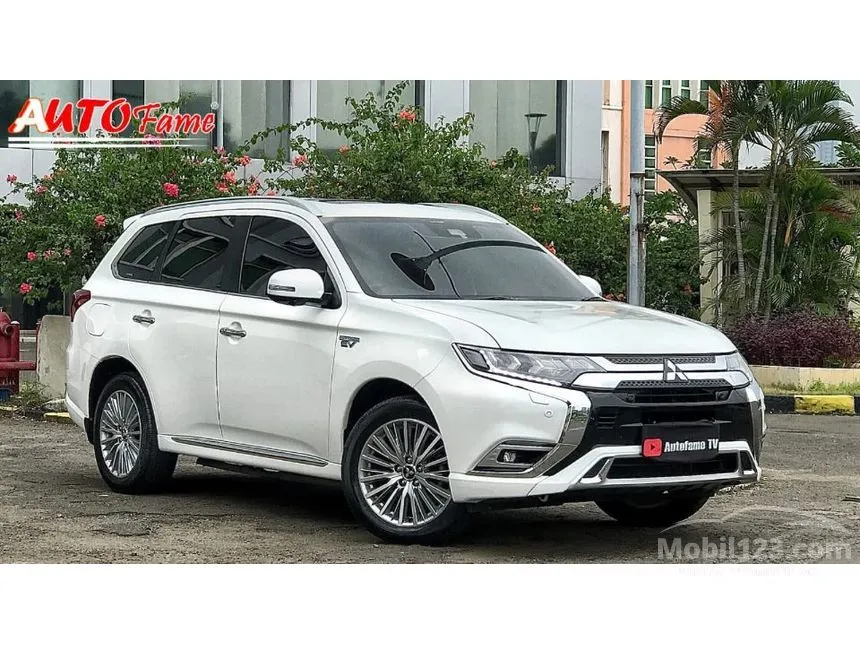Jual Mobil Mitsubishi Outlander 2019 PHEV 2.4 di DKI Jakarta Automatic Wagon Putih Rp 395.000.000