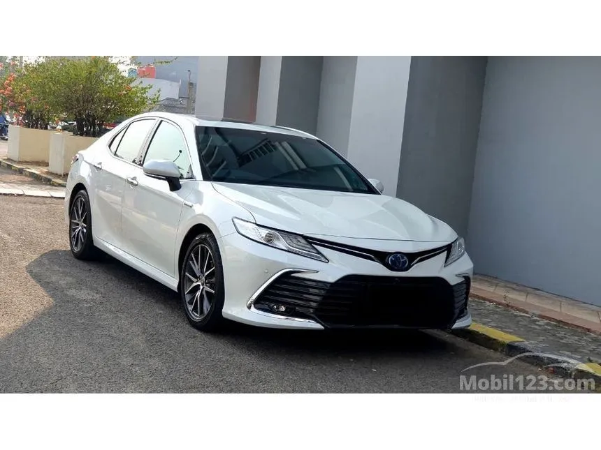 Jual Mobil Toyota Camry 2022 HV TSS 2 2.5 di Banten Automatic Sedan Putih Rp 608.000.000