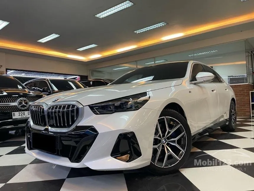 Jual Mobil BMW 520i 2024 M Sport 2.0 di DKI Jakarta Automatic Sedan Putih Rp 1.195.000.000