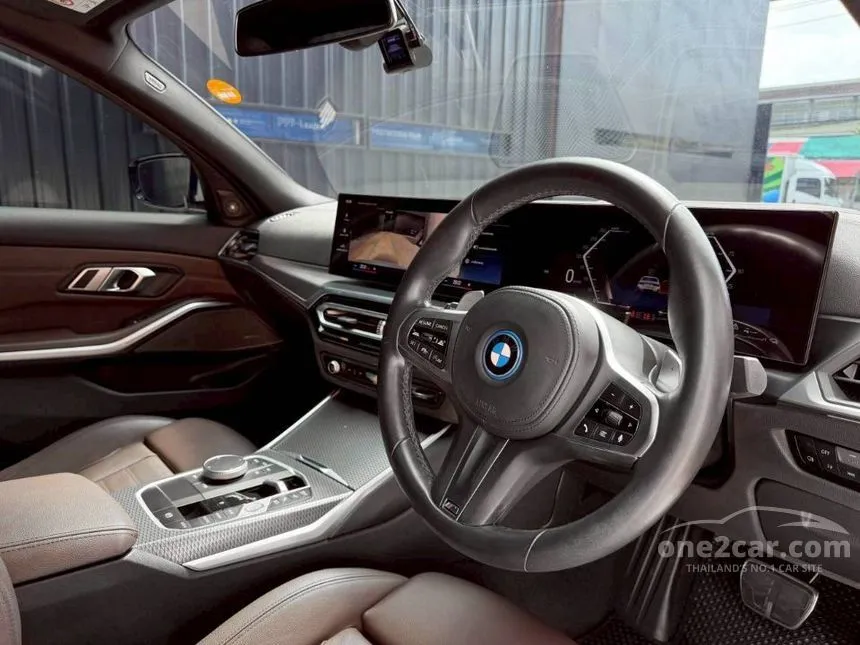 2022 BMW 330e M Sport Sedan