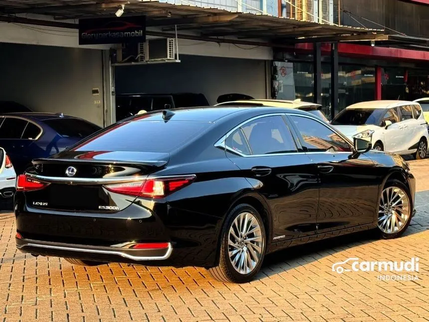 2021 Lexus ES300h Ultra Luxury Sedan