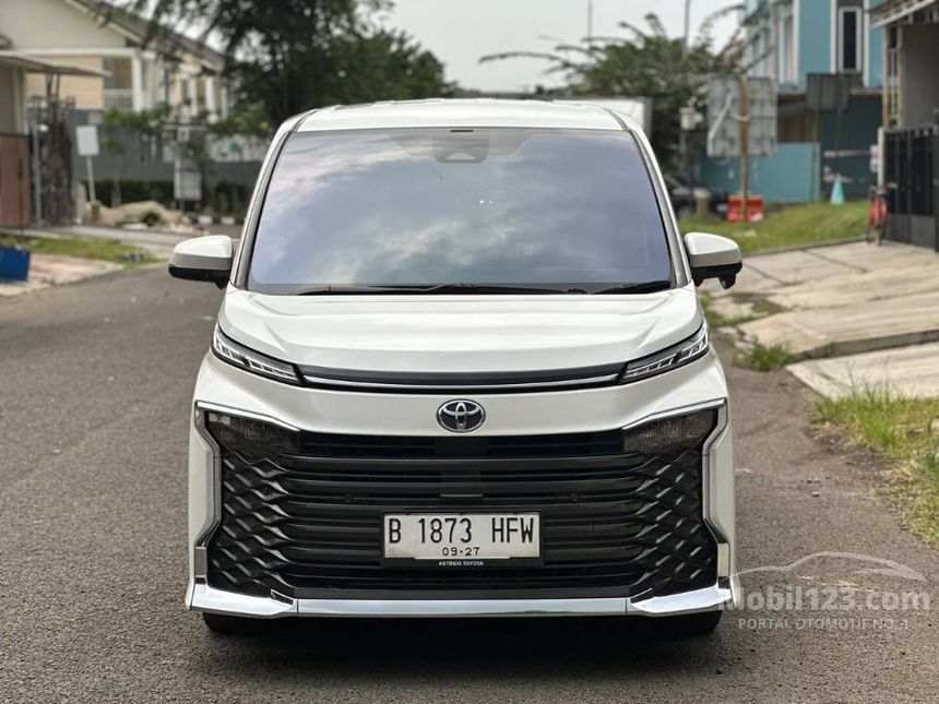 Jual Mobil Toyota Voxy 2022 (Premium Color) 2.0 di Banten Automatic MPV ...