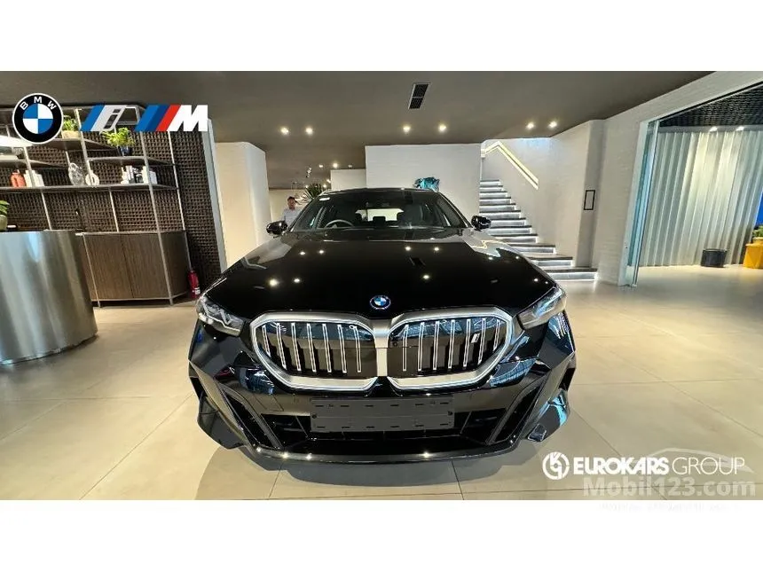 Jual Mobil BMW i5 2025 eDrive40 Touring di DKI Jakarta Automatic Sedan Hitam Rp 2.200.000.000