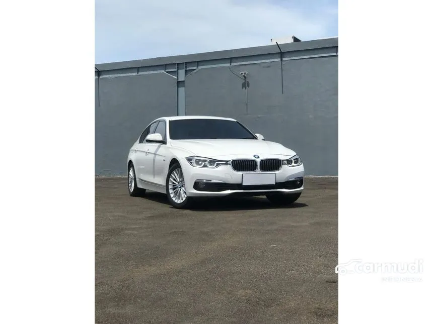 2018 BMW 320i Luxury Sedan