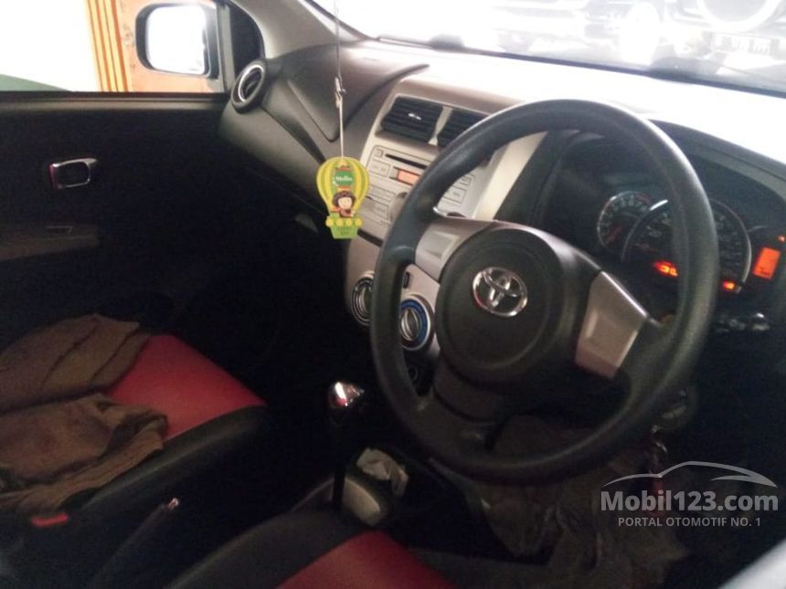 Agya 2013 Silver: Gambaran Kendaraan Kota yang Handal dan Ikonik