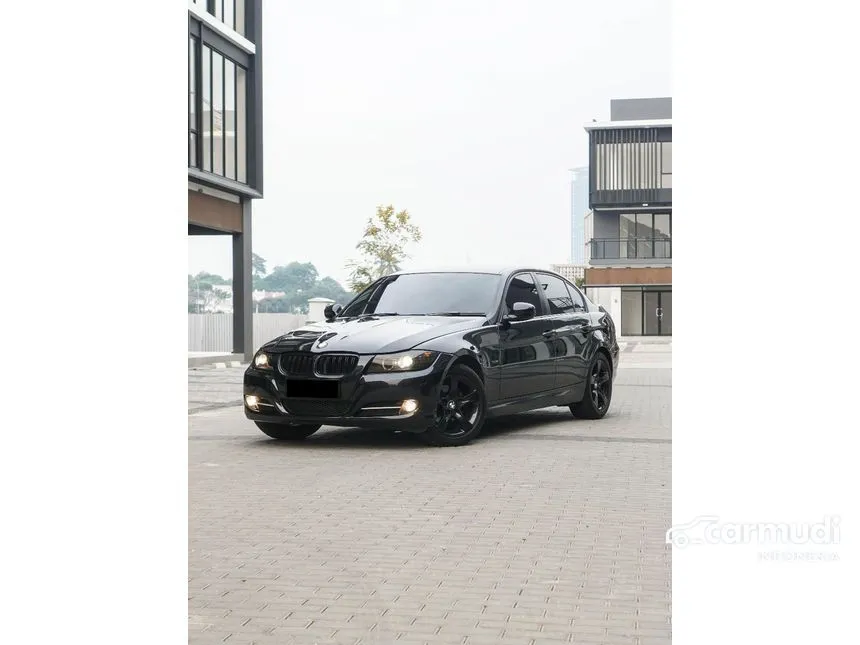 2012 BMW 320i Luxury Sedan