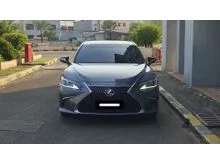 2019 Lexus ES 300h 2.5 Ultra Luxury Sedan abu pajak panjang terawat