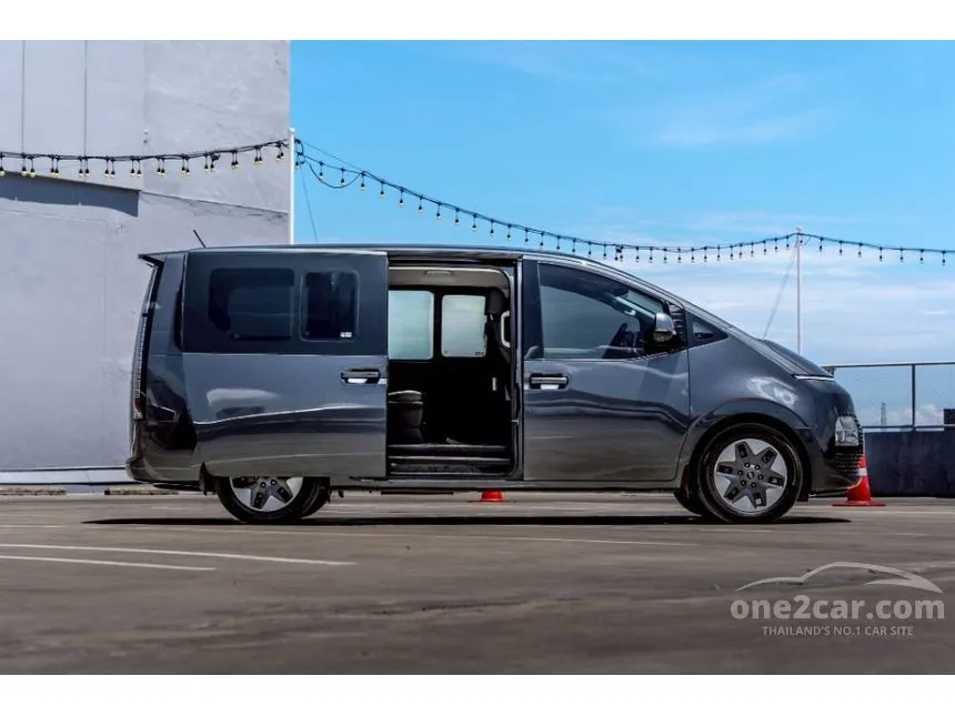 2022 Hyundai Staria SEL Van