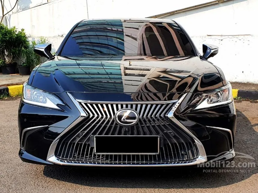 2020 Lexus ES300h Ultra Luxury Sedan