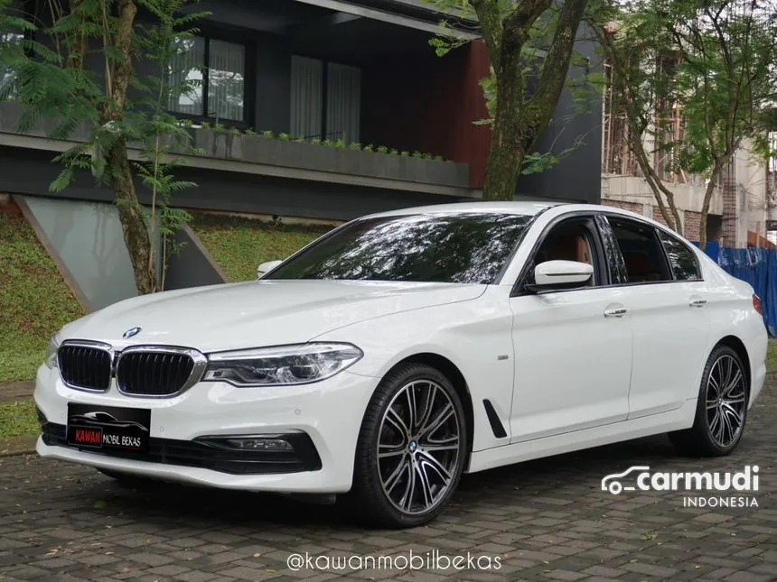 2019 BMW 520i Luxury Sedan