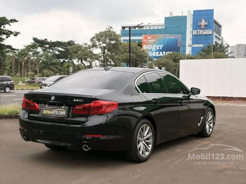 2020 BMW 520i Luxury Sedan