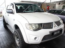 2013 MITSUBISHI TRITON 2.5 VGT (A) $$ FULL LOAN $$ FREE WARRANTY ** CONFIRM NO FAKE YEAR ** POPULAR MODEL ** GUARANTEE CHEAPEST PRICE IN TOWN