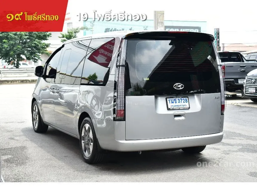 2022 Hyundai Staria SEL Van