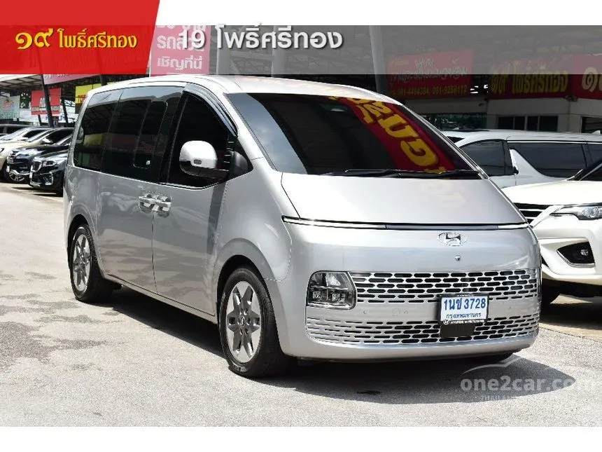 2022 Hyundai Staria SEL Van
