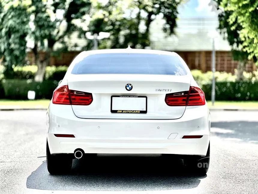 2013 BMW 320i Luxury Sedan
