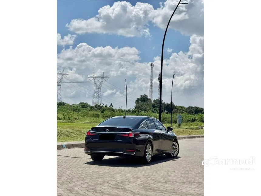 2021 Lexus ES 300h Ultra Luxury Sedan